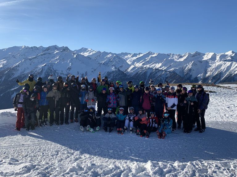 Lyžařský kurz Wildkogel 2022 – společná fotka na sjezdovce