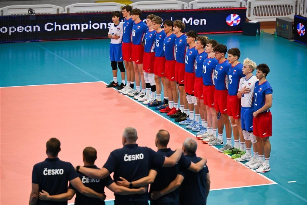 Česká reprezentace U18 při nástupu na mistrovství Evropy ve volejbale 2026